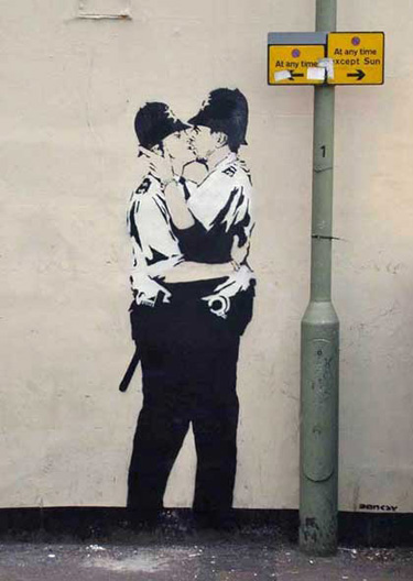 banksy-kissing-policemen