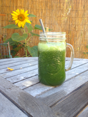 green juice with melon